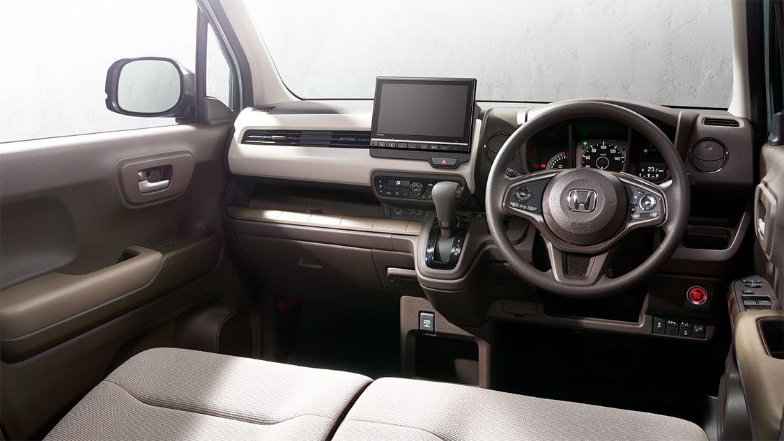 Photo：N-WGN L（FF）　ボディーカラーはフィヨルドミスト・パール　メーカーオプション、ディーラーオプション装着車