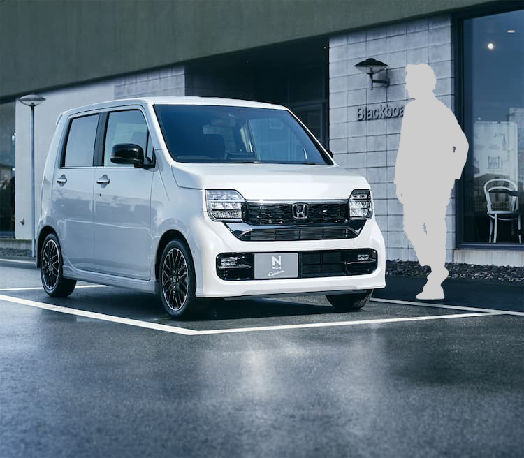 Photo：N-WGN Custom L・ターボ（FF）　ボディーカラーはプラチナホワイト・パール　ディーラーオプション装着車