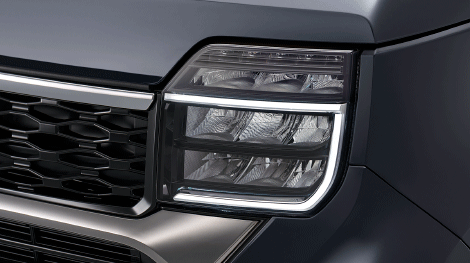 シーケンシャルタイプのターンシグナルランプ。メッキのモールに見えるポジションランプは、点灯時に全体が発光する凝った仕上がり。