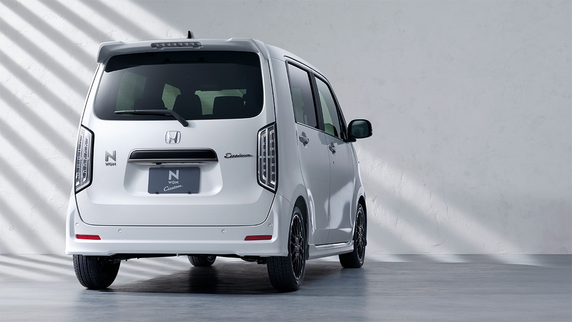 Photo：N-WGN Custom L・ターボ （FF）　ボディーカラーはミッドナイトブルービーム・メタリック　ディーラーオプション装着車