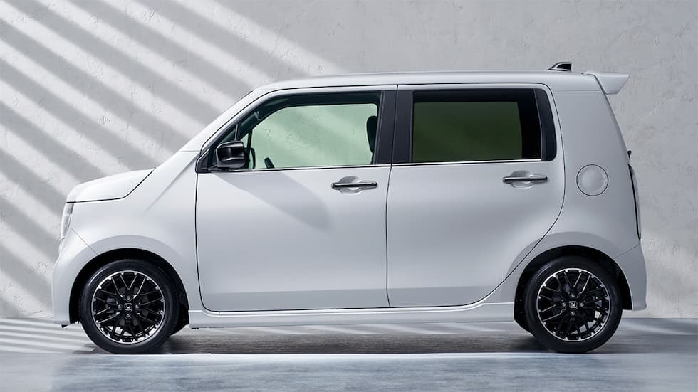 Photo：N-WGN Custom L・ターボ （FF）　ボディーカラーはミッドナイトブルービーム・メタリック　ディーラーオプション装着車