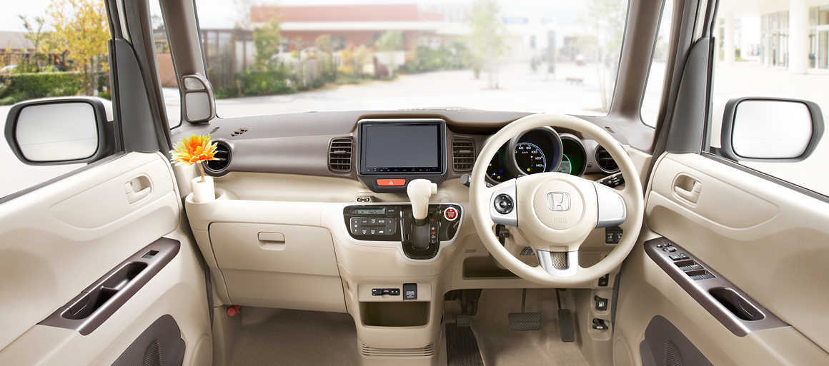 Photo：G・Lパッケージ（FF） ボディカラーはプレミアムホワイト・パールⅡ　メーカーオプション、ディーラーオプション装着車