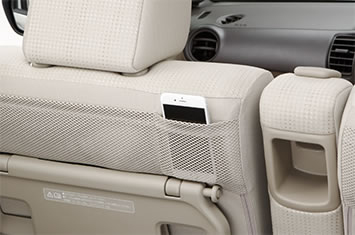 シートバックアッパーポケット（運転席＆助手席背面）