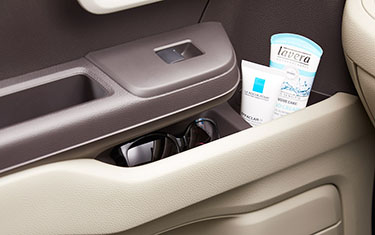 フロントドアミドルポケット（助手席）