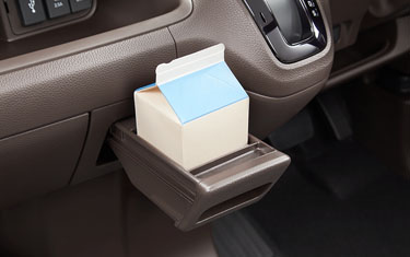 収納式ドリンクホルダー（助手席側）