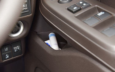 フロントドアミドルポケット（運転席）