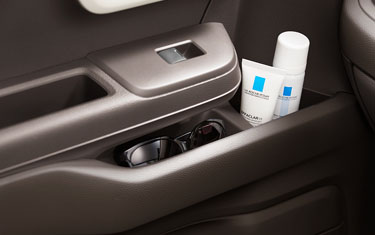 フロントドアミドルポケット（助手席）