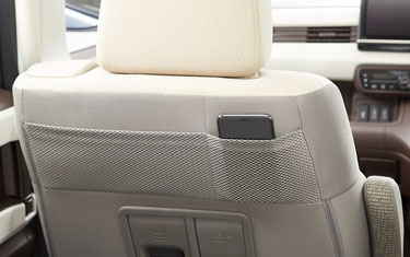 シートバックアッパーポケット（運転席/助手席）