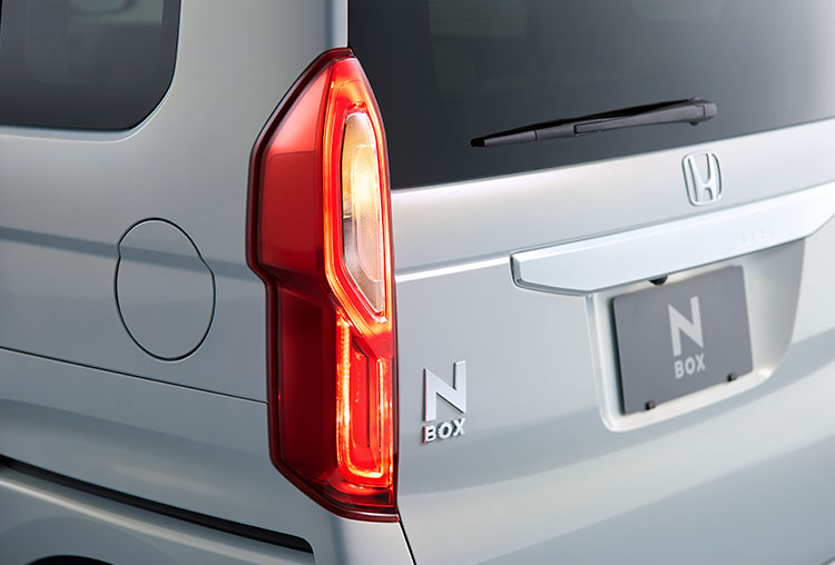 視認性でデザインを両立したLEDリアコンビネーションランプ。