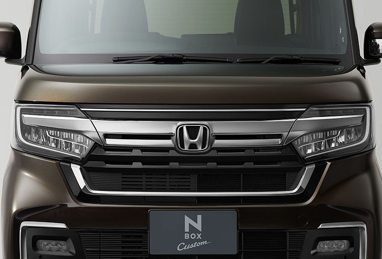 ナンバープレートをセンターマウントし、ロー＆ワイドなイメージを強調。