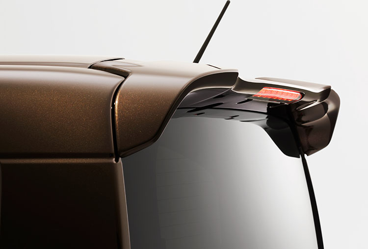 スポーティー＆スタイリッシュな印象を放つ大型テールゲートスポイラー。