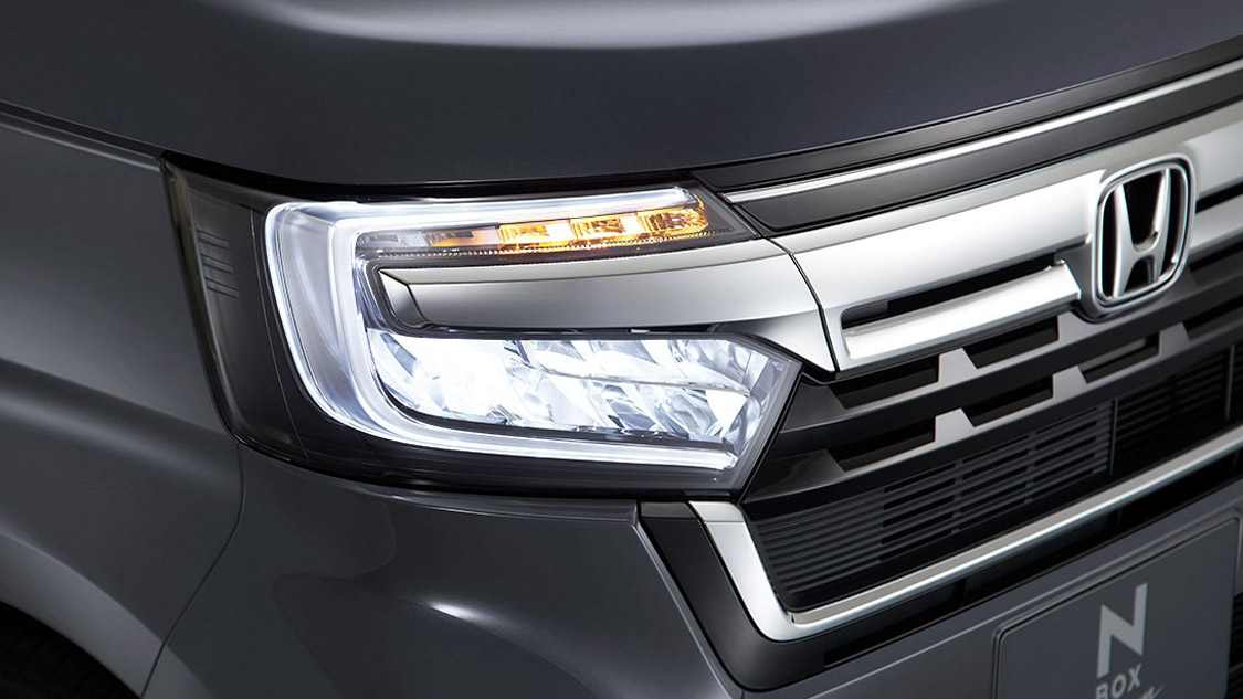 Photo：N-BOX Custom EX・ターボ（FF）　ボディーカラーはメテオロイドグレー・メタリック　ディーラーオプション装着車