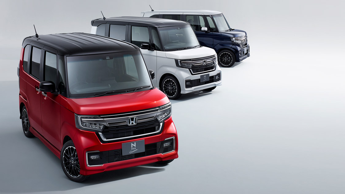 Photo：N-BOX Custom L・ターボ （FF）　ディーラーオプション装着車　ボディーカラーは（左）プレミアムクリスタルレッド・メタリック&ブラック（コーディネートスタイル） / （中）プラチナホワイト・パール&ブラック（コーディネートスタイル） / （右）ミッドナイトブルービーム・メタリック&シルバー（コーディネートスタイル）