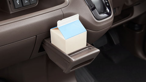 収納式ドリンクホルダー（助手席側）