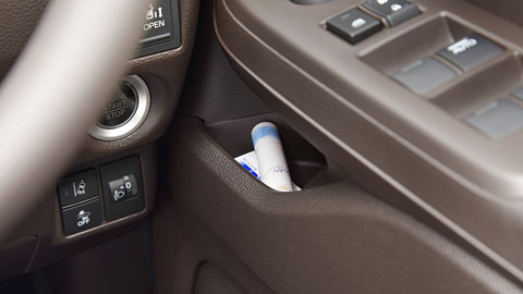 フロントドアミドルポケット（運転席）