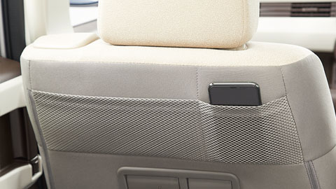 シートバックアッパーポケット（運転席/助手席）