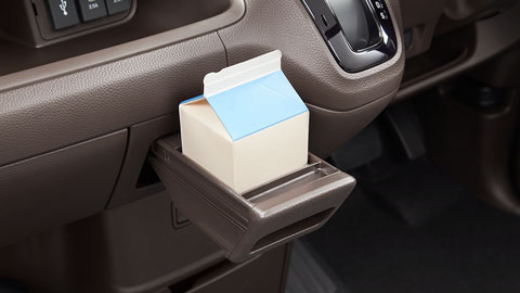 収納式ドリンクホルダー（助手席側）