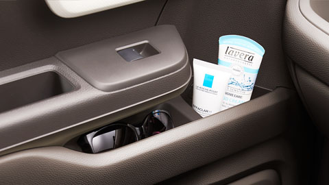 フロントドアミドルポケット（助手席）