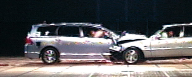 �e�X�g�ԗ��ɂ��N���}���݂̏Փˎ��� 