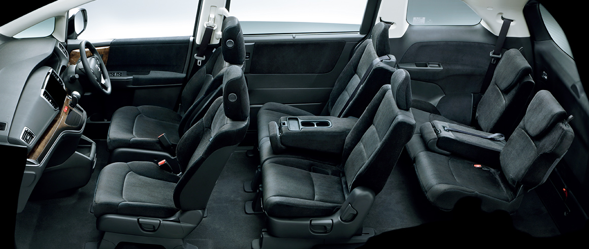 2列目と3列目の中央席を倒せば全員が快適なモードに。長尺物も積載可能。