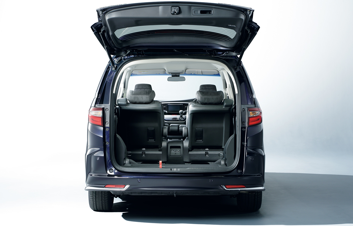 低床＆ひろびろスクエアなラゲッジスペース。