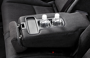 ドリンクホルダー付2列目シートセンターアームレスト（8人乗りのみ）