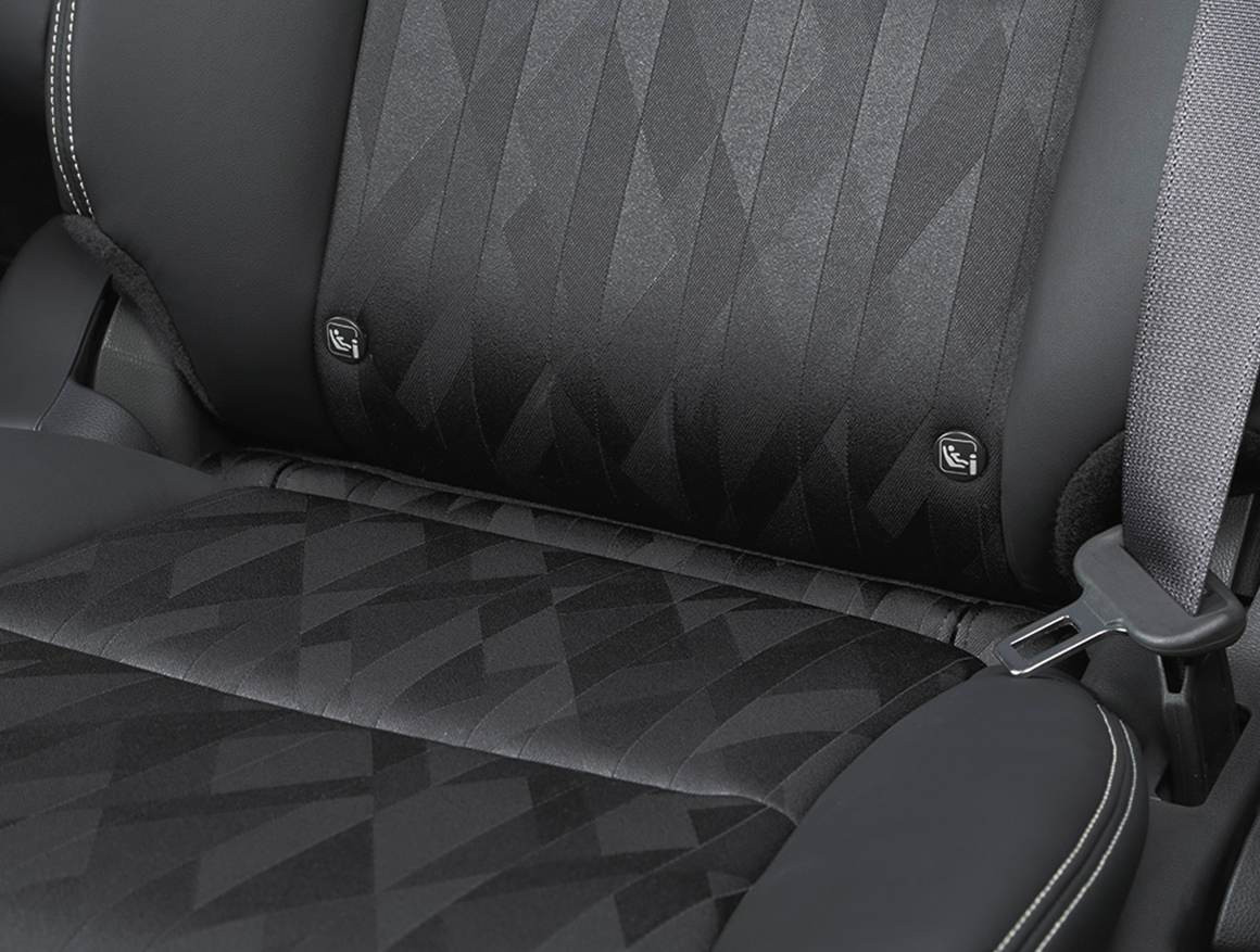 i-Sizeチャイルドシート対応 ISOFIXロアアンカレッジ＋トップテザーアンカレッジ