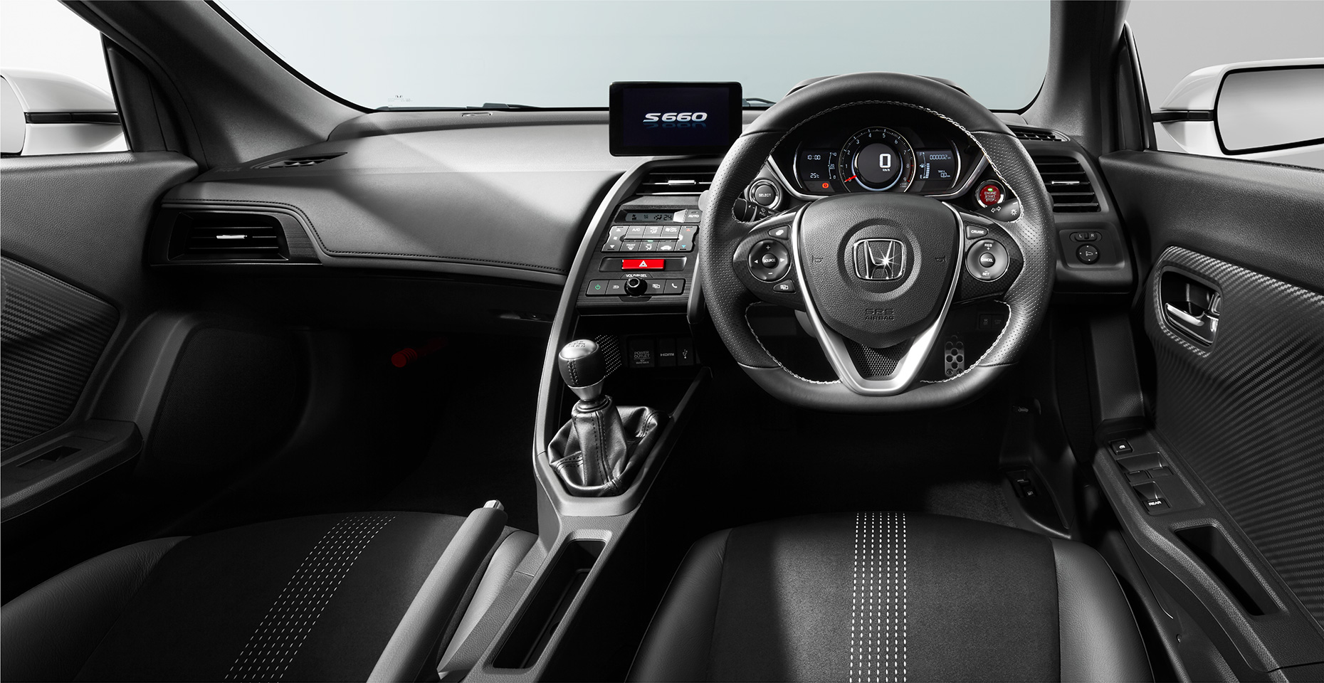 Photo：&alpha;（6MT）　ボディカラーはプレミアムスターホワイト・パール　シートはスポーツレザーシート　メーカーオプション装着車