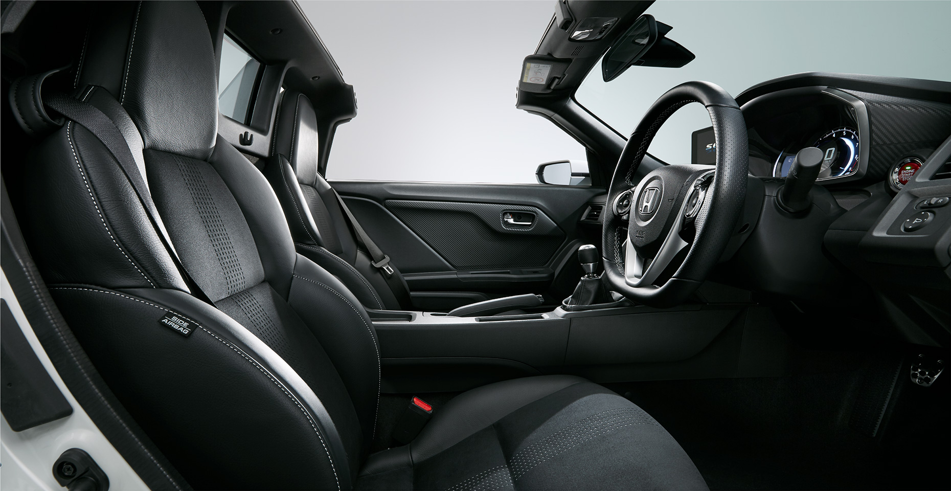 Photo：&alpha;（6MT）　ボディカラーはプレミアムスターホワイト・パール　シートはスポーツレザーシート　メーカーオプション装着車