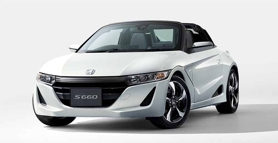 Photo：&alpha;（6MT）　ボディカラーはプレミアムスターホワイト・パール　シートはスポーツレザーシート　メーカーオプション装着車