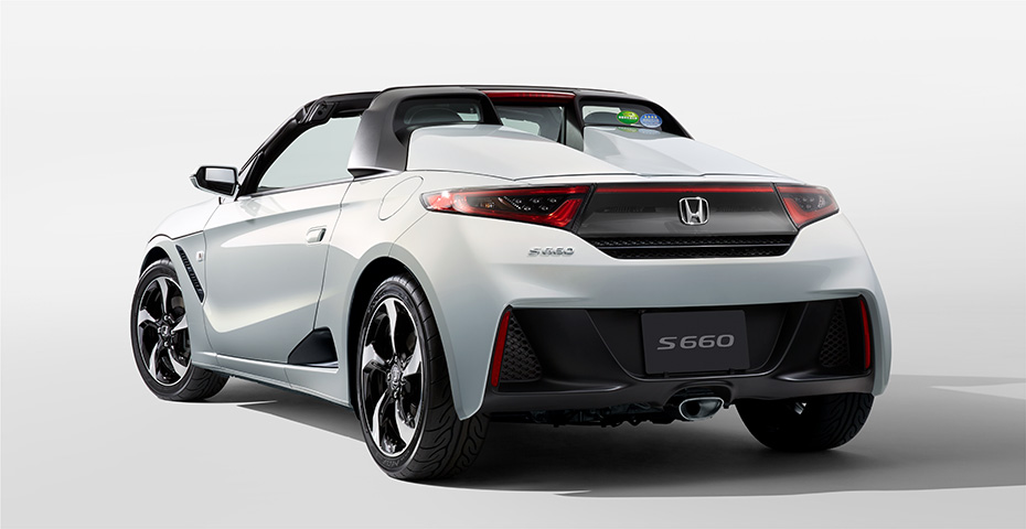 Photo：&alpha;（6MT）　ボディカラーはプレミアムスターホワイト・パール　シートはスポーツレザーシート　メーカーオプション装着車