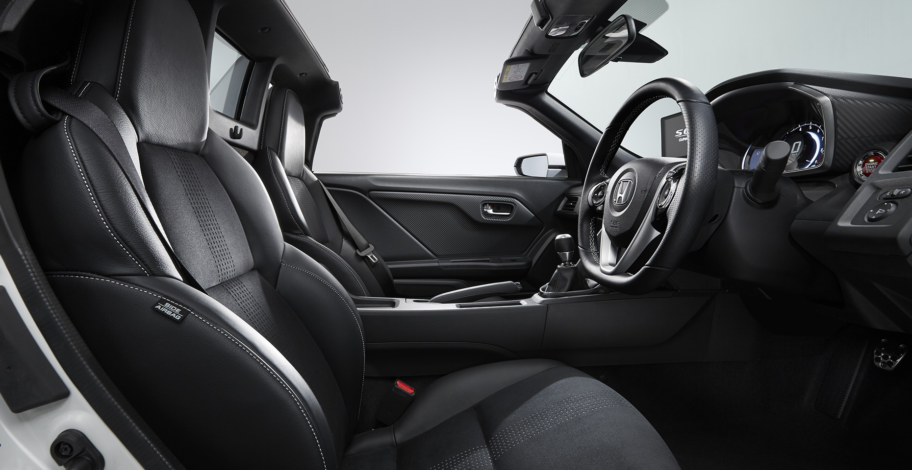 Photo：&alpha;（6MT）　ボディーカラーはプレミアムスターホワイト・パール　メーカーオプション、ディーラーオプション装着車