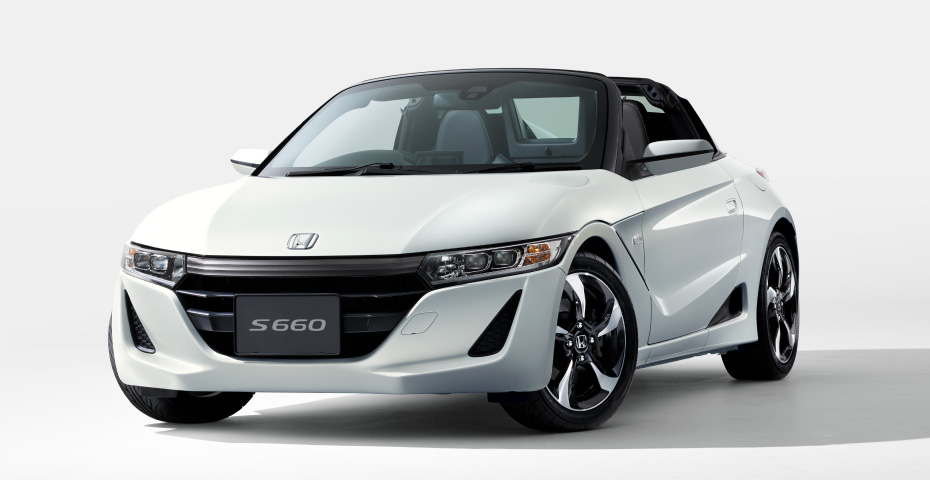 Photo：&alpha;（6MT）　ボディーカラーはプレミアムスターホワイト・パール　メーカーオプション、ディーラーオプション装着車