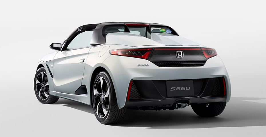 Photo：&alpha;（6MT）　ボディーカラーはプレミアムスターホワイト・パール　メーカーオプション、ディーラーオプション装着車