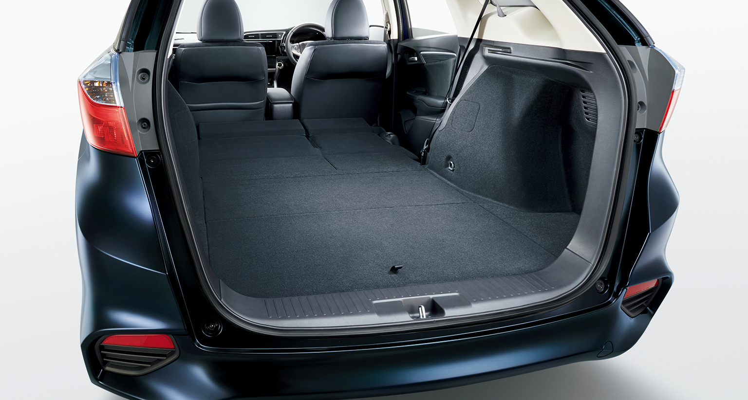 大きくてフラット。可能性を広げるクラス最大※1のラゲッジスペース※2。