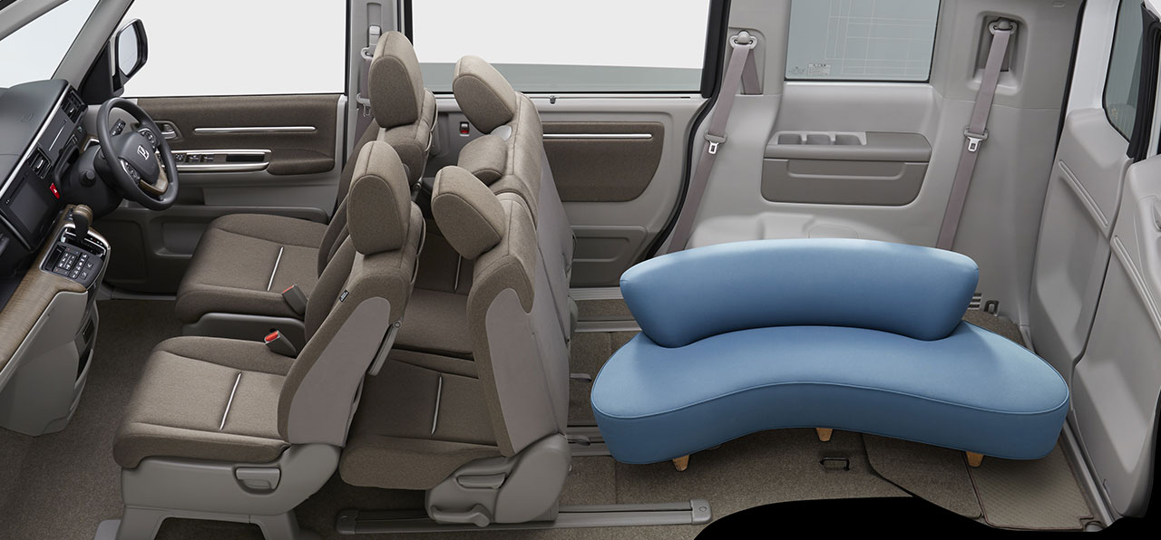 2名乗車なら、荷室をさらに広く使えます。