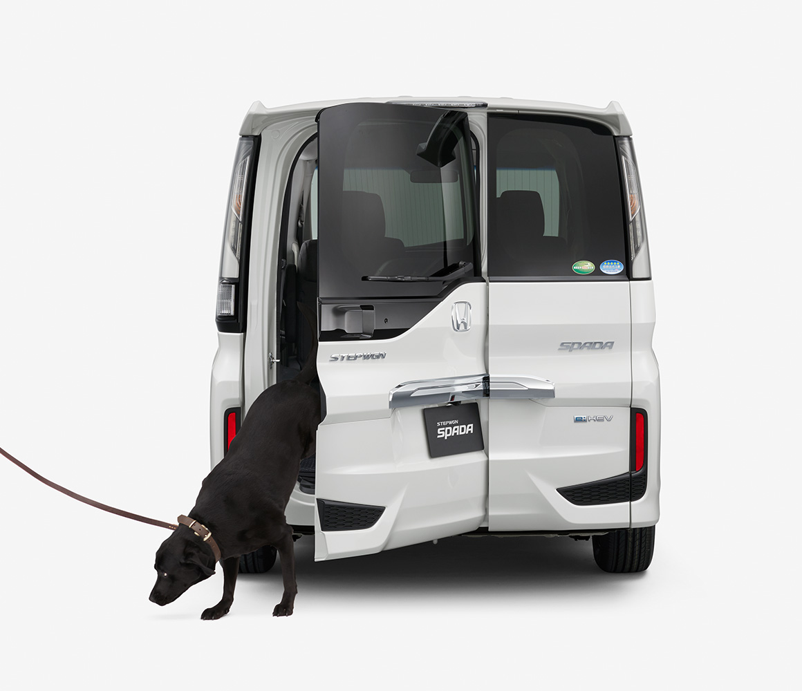 ヨコからサッと開ければ、3列目への乗り降りもスムーズ。