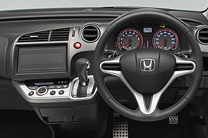 �ʐ^�� RST�i1.8L�j �C���e���A�J���[�̓u���b�N�~���b�h�@�I�[�f�B�I�z�[�����b�h�̓f�B�[���[�I�v�V����