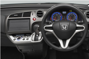 �ʐ^��ZS�i1.8L�j�C���e���A�J���[�̓u���b�N�@�I�[�f�B�I�z�[�����b�h�̓f�B�[���[�I�v�V����