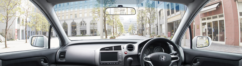 すっきり見やすい運転視界。