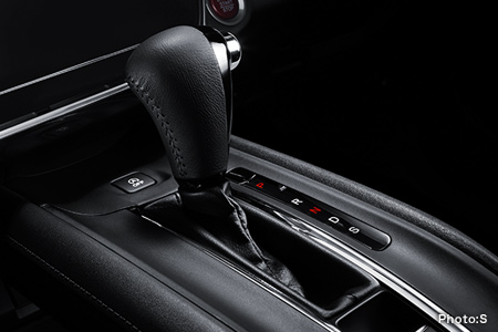 �K�\�����Ԃ́A�X���[�Y�ȉ����ƒ�R��𗼗�����CVT�𓋍ځB