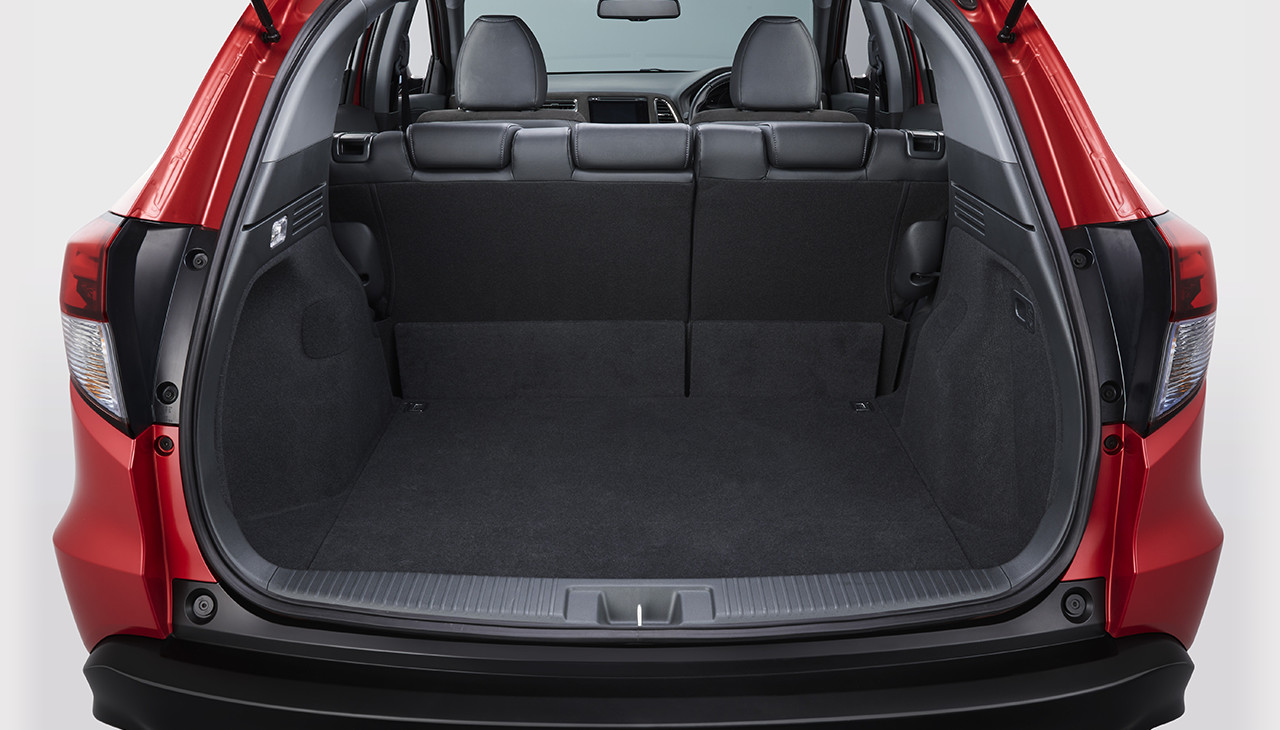 Photo : HYBRID RS・Honda SENSING　ボディカラーはプレミアムクリスタルレッド・メタリック　メーカーオプション装着車