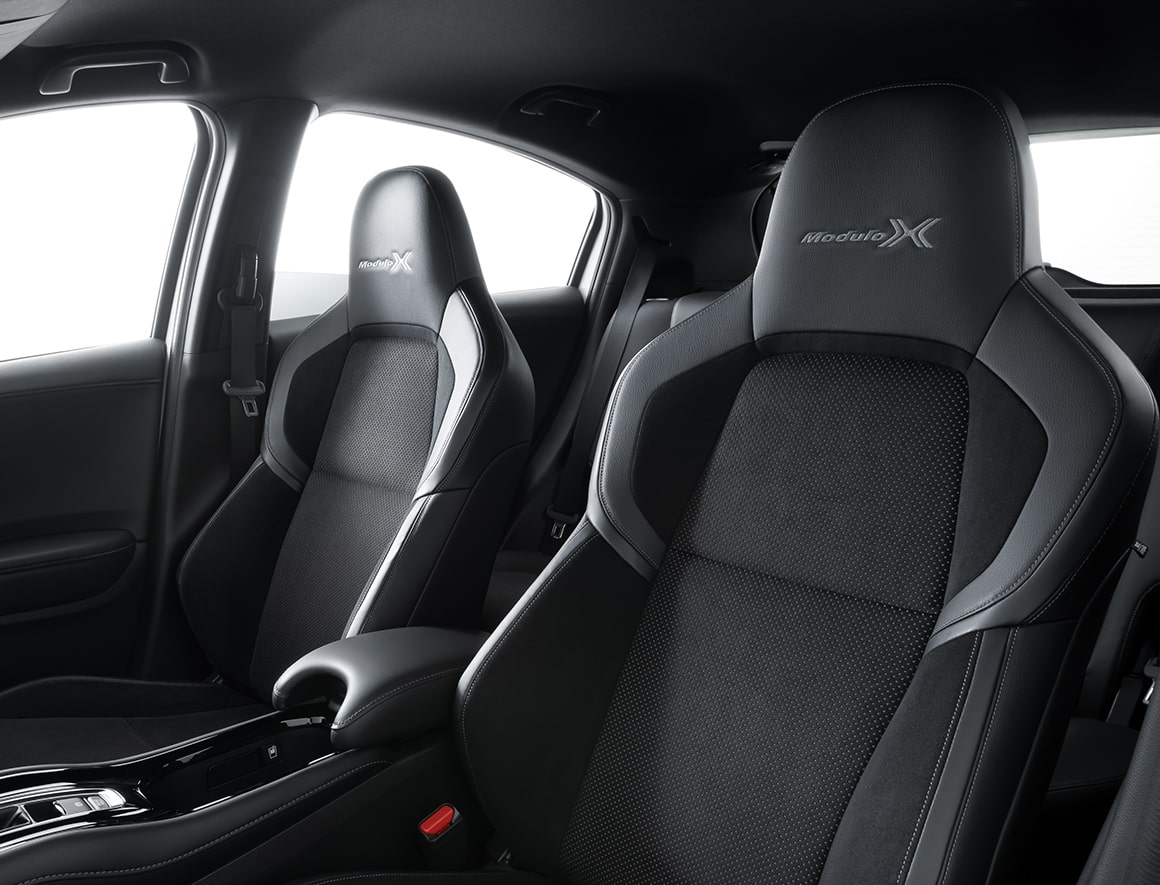 専用フロントスポーツシート（専用フレーム/プライムスムース×ラックス スェード&reg;/Modulo X ロゴ入り/シートヒーター機能付）