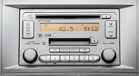 AM/FM�`���[�i�[�tMD/CD�v���[���[�{4�X�s�[�J�[�iAUX�q�I�[�f�B�I�O�����́r�[�q�t�j