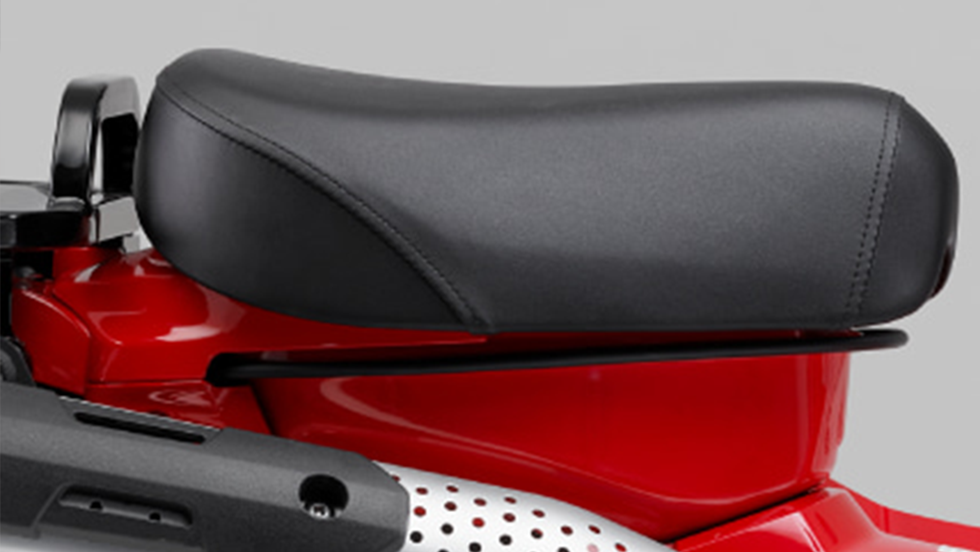 容量5.3Lを確保し、長距離ツーリングも安心