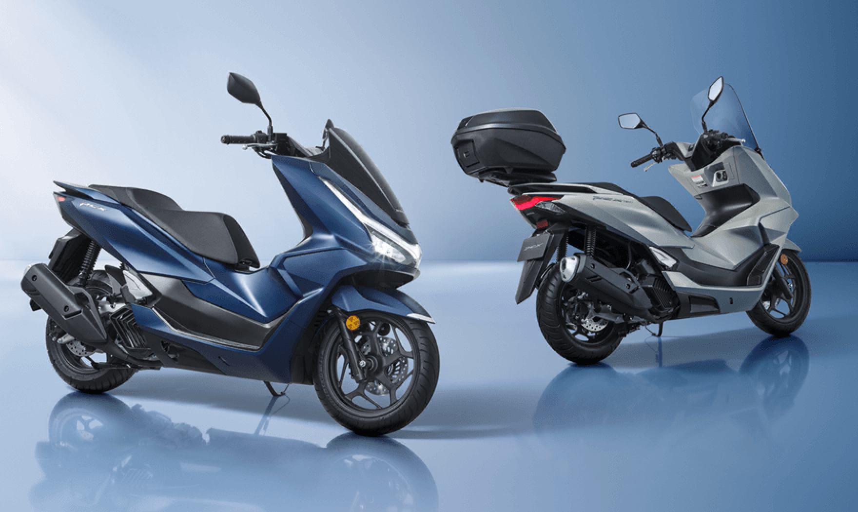 Photo：［左］PCX、［右］PCX160 ※写真はアクセサリー（トップボックス 35L スマートキーシステムタイプ、ボディマウントシールド）装着車です。