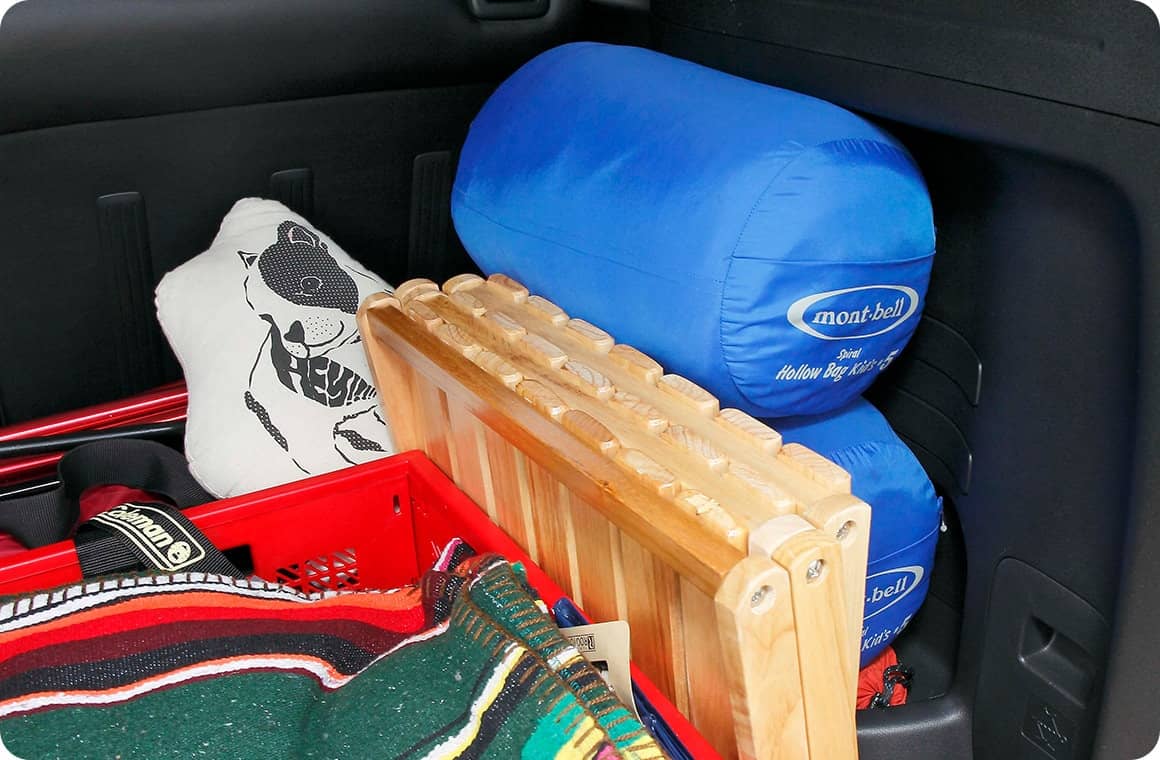 寝袋やブランケットなどクッション性の高いアイテムでデッドスペースをふさいでいこう