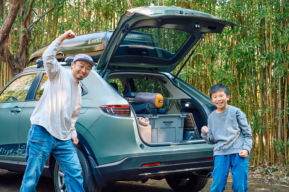 キャンプのスタートにやる気があふれる野毛さん親子。