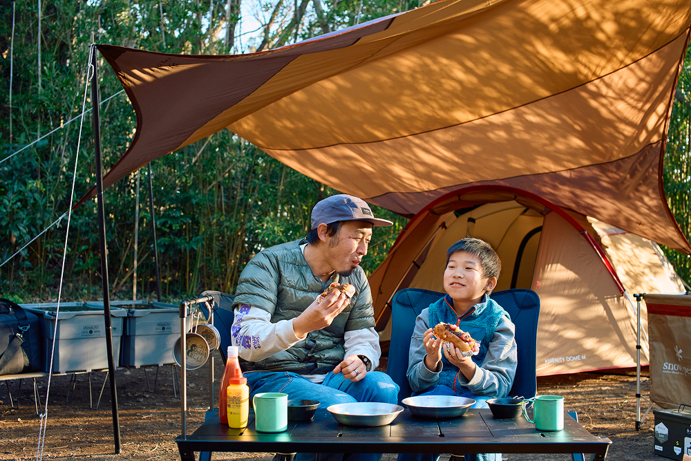 「粗挽きハンバーグドッグ」のジューシーなお肉に舌鼓を打つ野毛さんと結平くん