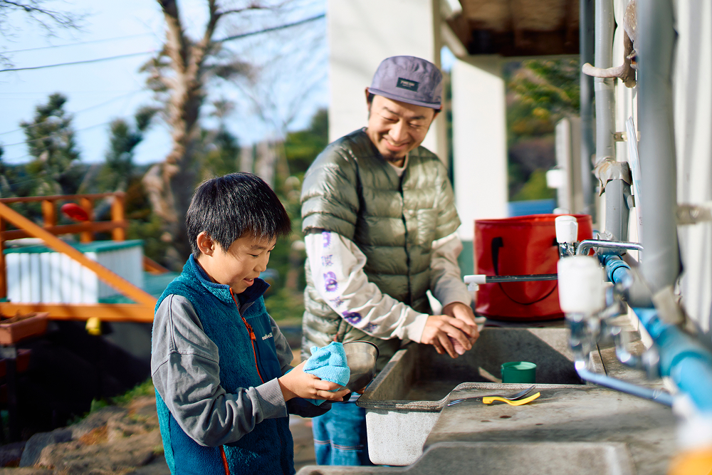洗った食器を拭いたり軽い道具を運んでもらったり